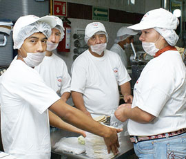 Empacando tortillas precocidas
